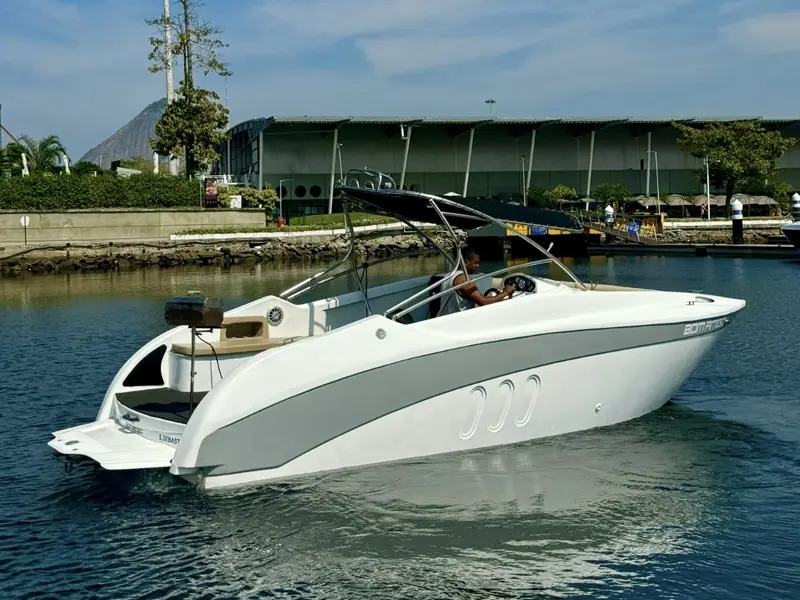 Bom Amigo - 27 pés - 10 pessoas - Lancha aconchegante e econômica, ideal para grupos menores - Parasail Rio