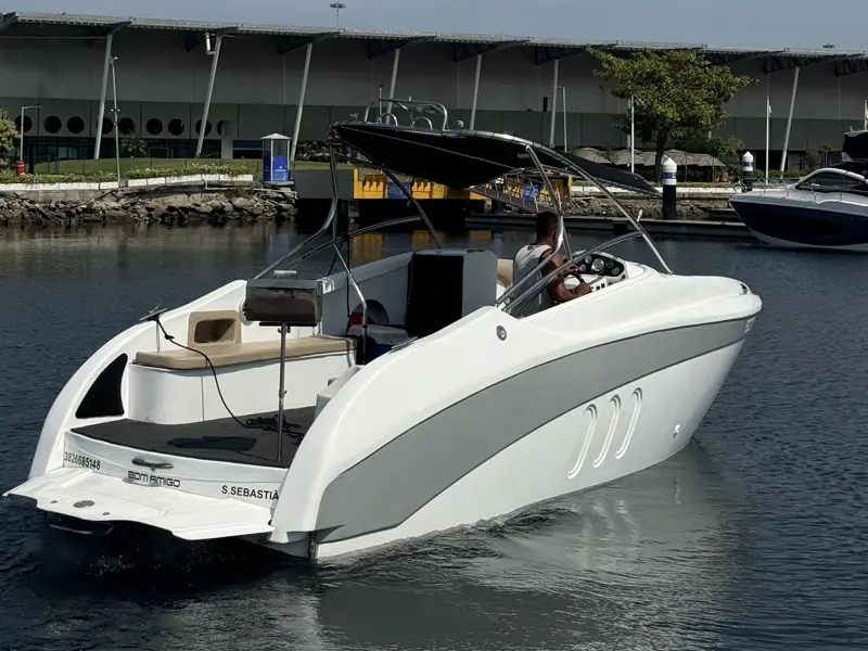 Bom Amigo - 27 pés - 10 pessoas - Lancha aconchegante e econômica, ideal para grupos menores - Parasail Rio