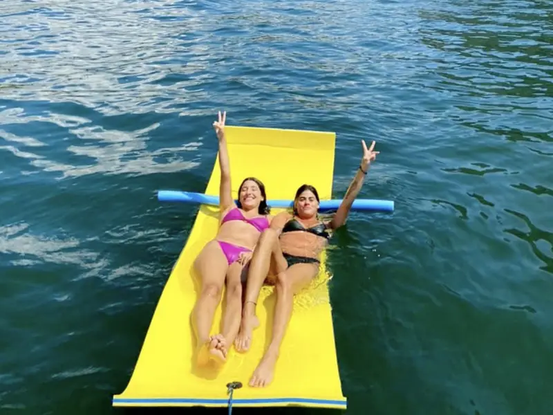 Bom Amigo - 27 pés - 10 pessoas - Lancha aconchegante e econômica, ideal para grupos menores - Parasail Rio