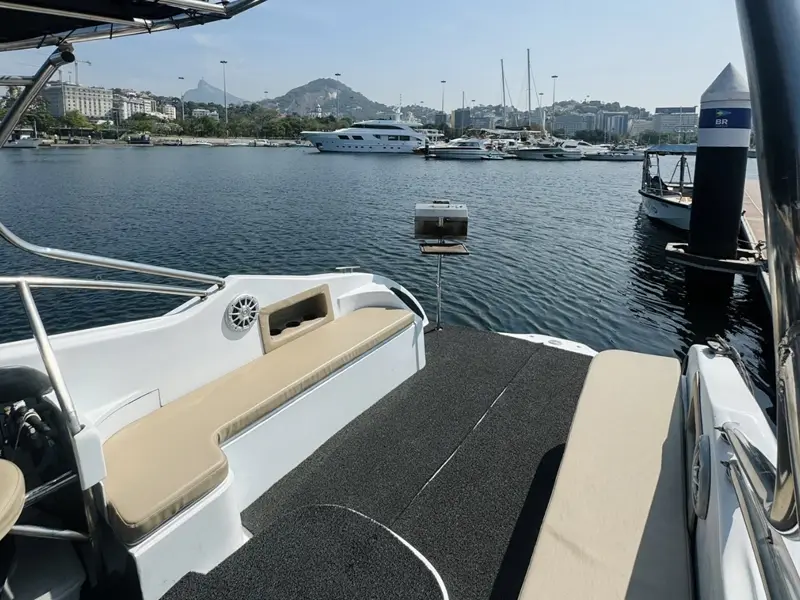 Bom Amigo - 27 pés - 10 pessoas - Lancha aconchegante e econômica, ideal para grupos menores - Parasail Rio