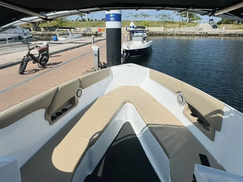 Bom Amigo - 27 pés - 10 pessoas - Lancha aconchegante e econômica, ideal para grupos menores - Parasail Rio