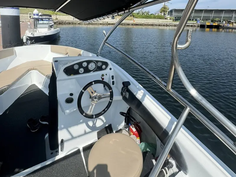 Bom Amigo - 27 pés - 10 pessoas - Lancha aconchegante e econômica, ideal para grupos menores - Parasail Rio