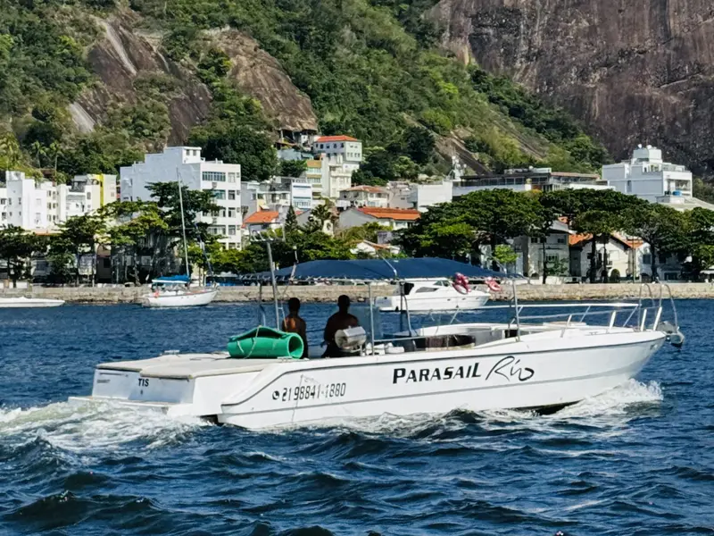 TIS - 33 pés - 13 pessoas - Lancha moderna e bem equipada, perfeita para passeios em família - Parasail Rio
