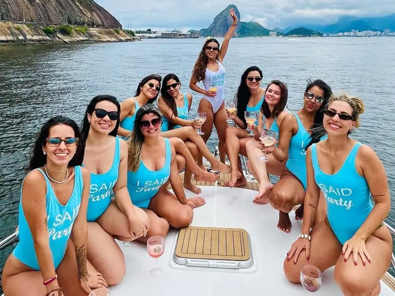 TIS - 33 pés - 13 pessoas - Lancha moderna e bem equipada, perfeita para passeios em família - Parasail Rio