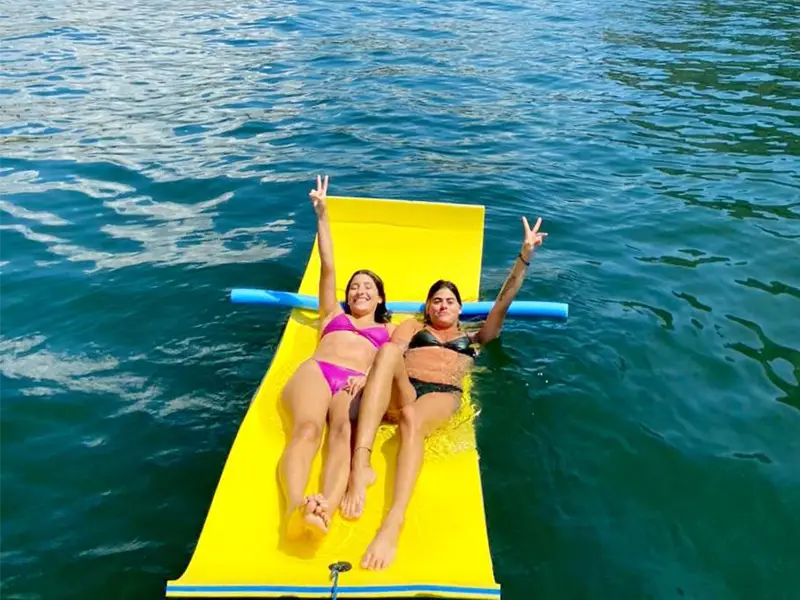 TIS - 33 pés - 13 pessoas - Lancha moderna e bem equipada, perfeita para passeios em família - Parasail Rio