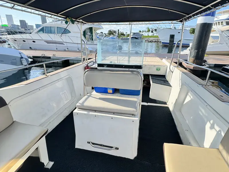 TIS - 33 pés - 13 pessoas - Lancha moderna e bem equipada, perfeita para passeios em família - Parasail Rio