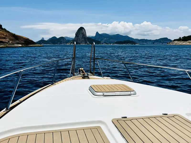 TIS - 33 pés - 13 pessoas - Lancha moderna e bem equipada, perfeita para passeios em família - Parasail Rio