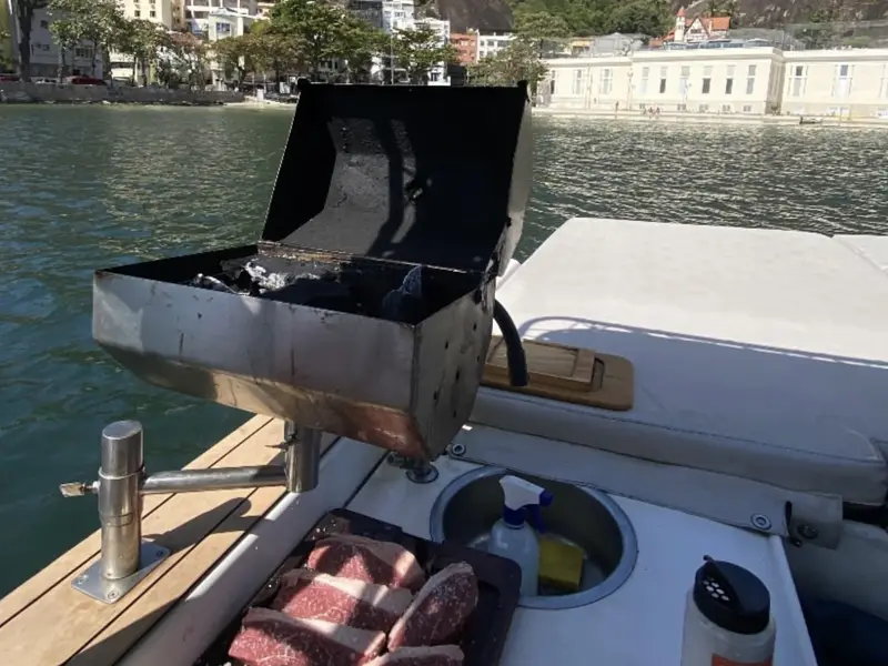 TIS - 33 pés - 13 pessoas - Lancha moderna e bem equipada, perfeita para passeios em família - Parasail Rio