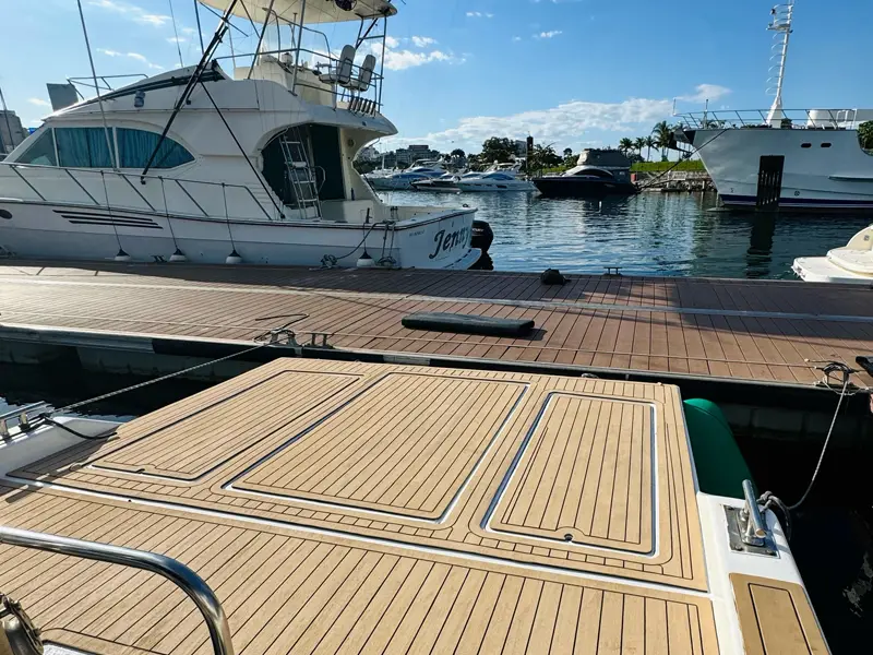 TIS - 33 pés - 13 pessoas - Lancha moderna e bem equipada, perfeita para passeios em família - Parasail Rio