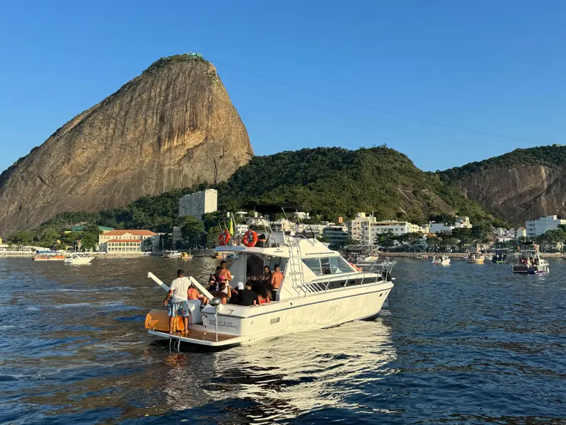 Oceanic 36 - 36 pés - 15 pessoas - Lancha espaçosa e confortável, ideal para grupos maiores - Parasail Rio