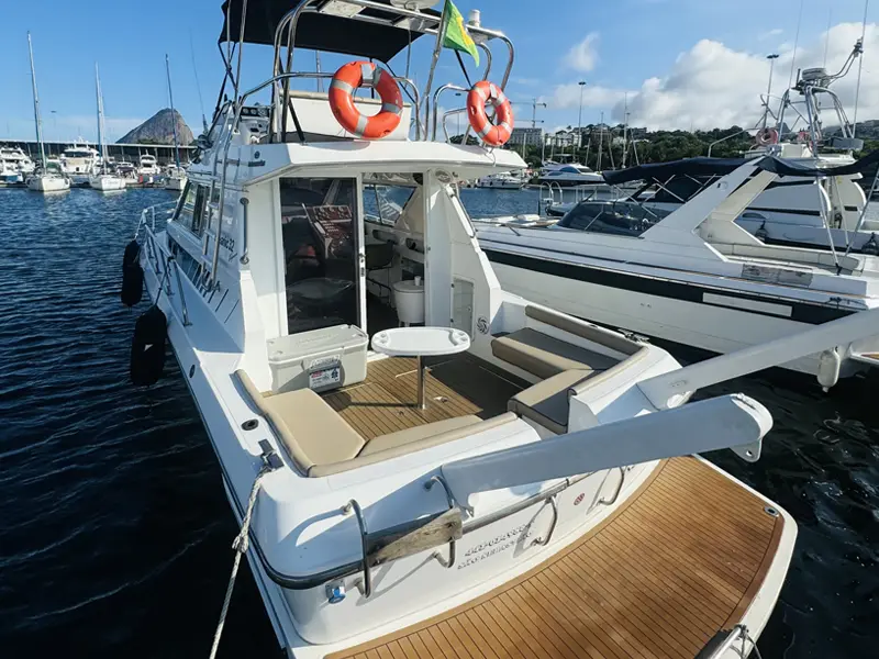 Oceanic 36 - 36 pés - 15 pessoas - Lancha espaçosa e confortável, ideal para grupos maiores - Parasail Rio