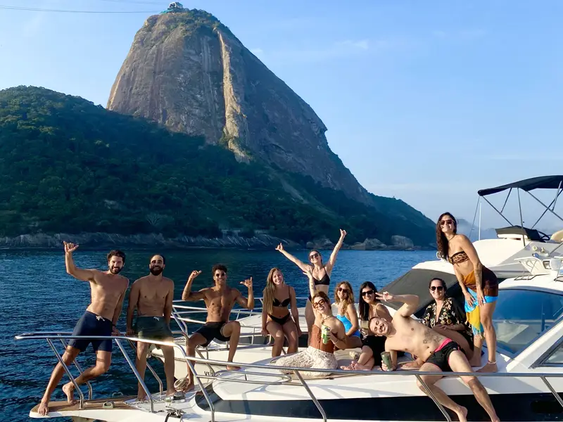 Oceanic 36 - 36 pés - 15 pessoas - Lancha espaçosa e confortável, ideal para grupos maiores - Parasail Rio