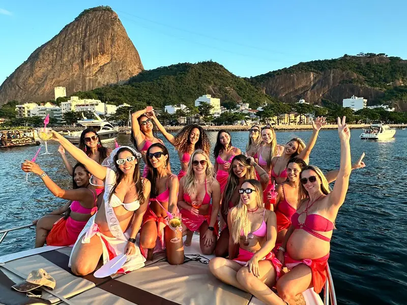 Oceanic 36 - 36 pés - 15 pessoas - Lancha espaçosa e confortável, ideal para grupos maiores - Parasail Rio