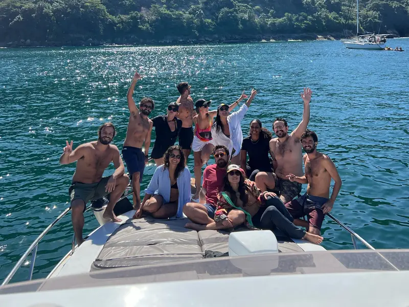 Oceanic 36 - 36 pés - 15 pessoas - Lancha espaçosa e confortável, ideal para grupos maiores - Parasail Rio