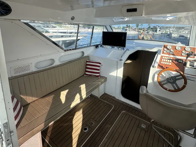 Oceanic 36 - 36 pés - 15 pessoas - Lancha espaçosa e confortável, ideal para grupos maiores - Parasail Rio