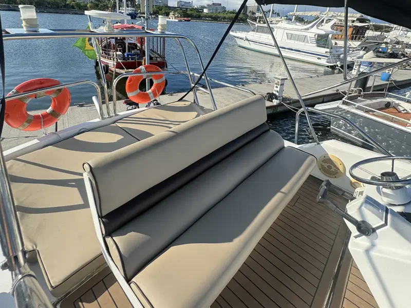 Oceanic 36 - 36 pés - 15 pessoas - Lancha espaçosa e confortável, ideal para grupos maiores - Parasail Rio