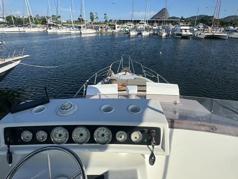 Oceanic 36 - 36 pés - 15 pessoas - Lancha espaçosa e confortável, ideal para grupos maiores - Parasail Rio