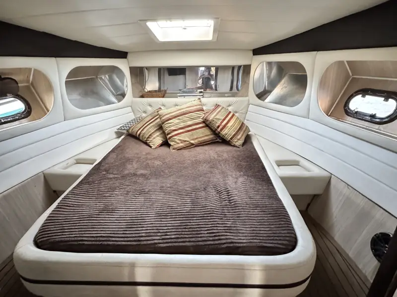 Oceanic 36 - 36 pés - 15 pessoas - Lancha espaçosa e confortável, ideal para grupos maiores - Parasail Rio